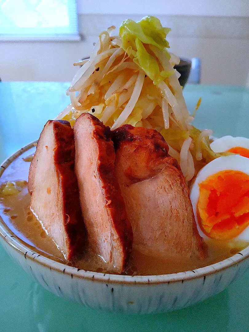 自家製チャーシューで家系ラーメン😁|かずにゃさん