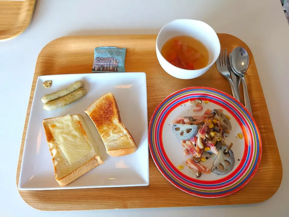 Snapdishの料理写真:今日の昼食　れんこんとベーコンの炒めもの、コンソメスープ、ソーセージ、ヤマザキ太陽の力🍞|pinknari🐰🌈さん