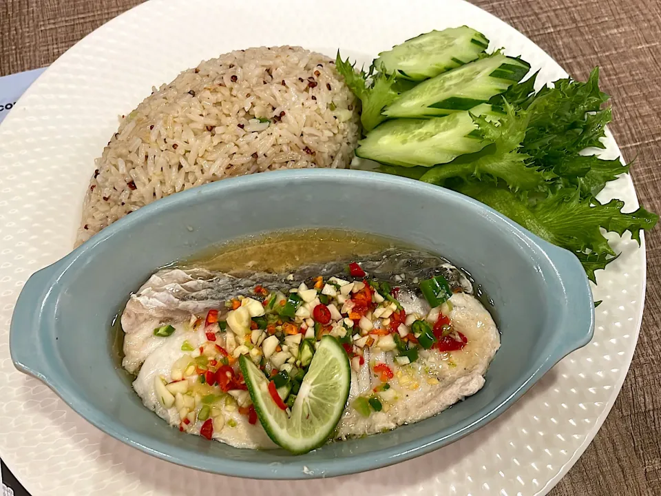 Quinoa Fried Rice w/ Steamed Jumbo Seabass in Lime & Chilli Dressing|270w178bさん