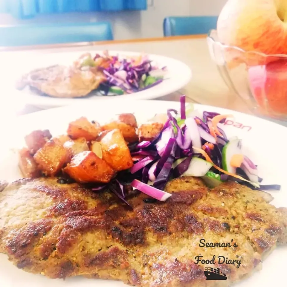 Grilled pork chops with tempered potato and salad|Dileeshaさん