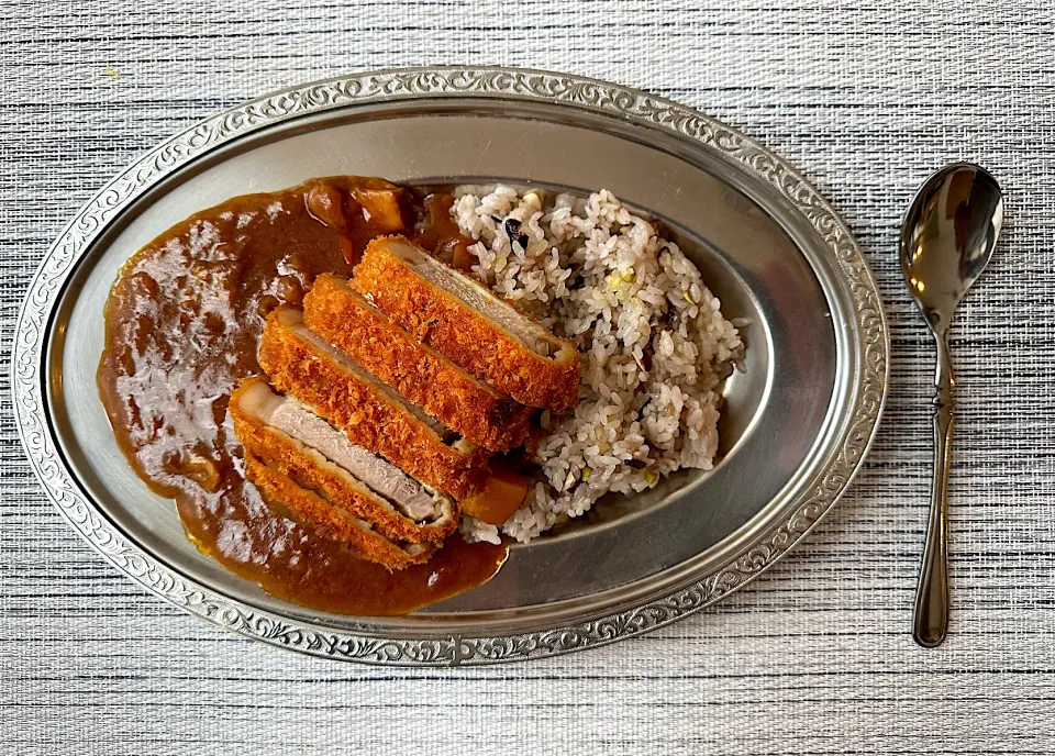 Snapdishの料理写真:オリエンタルカレー辛口で昭和喫茶風カツカレー♪ 閉店する喫茶店から沢山レトロ食器を頂きました👍　お皿変えるだけなのにいつもと美味しさが違う気がする〜🤤　#カツカレー　#名古屋メシ|BUBUさん