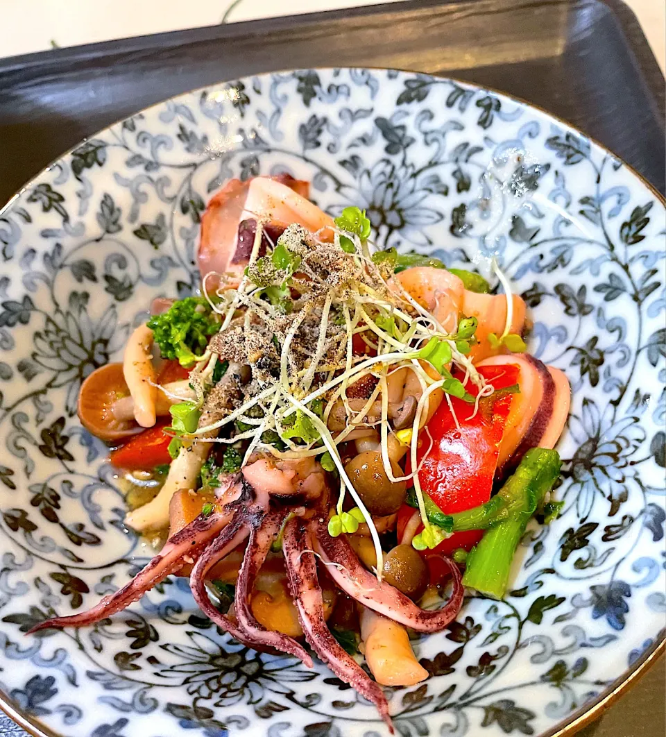 Snapdishの料理写真:ヤリイカ、パプリカ、菜の花、しめじ、椎茸のオリーブオイル香味炒め🫒🤗💕|てるみさん