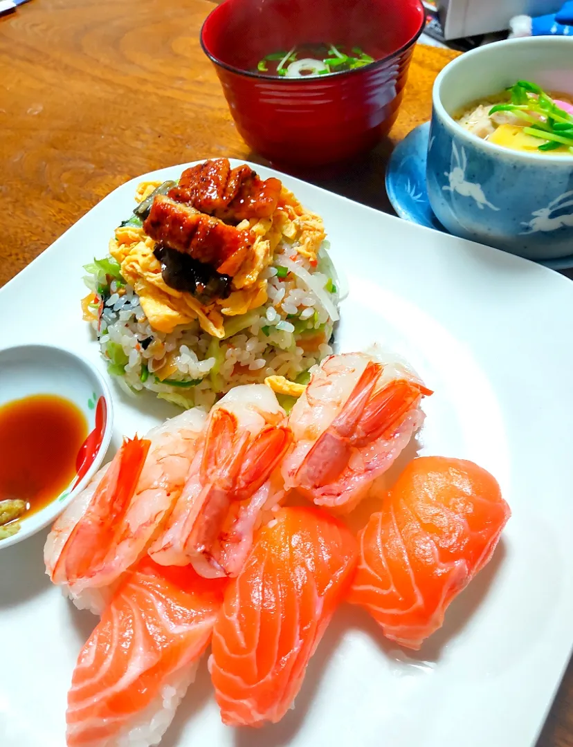 ひな祭り
ちらし寿司
エビとサーモンの握り寿司
茶碗蒸し
お吸い物|たつかばさん