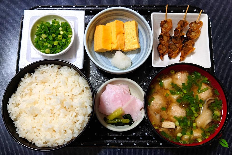 今日の朝ごはん（焼あさり（さつまや）、玉子焼き、納豆、つみれと舞茸のみそ汁、かぶと小松菜の漬物（酢漬け））