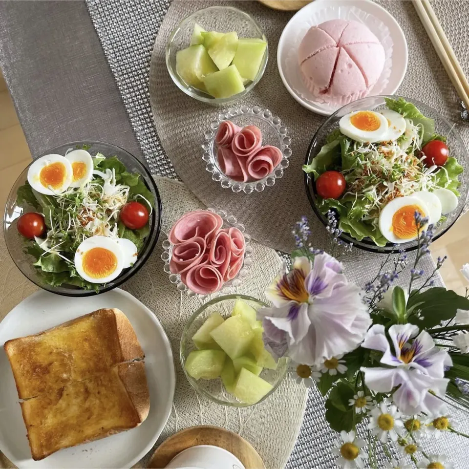 Snapdishの料理写真:3/5❤︎今日のモーニング🌱

・バタートースト
・嵜本ナチュラル生食パン
・ポケモンいちご蒸しケーキ
・ボロニアハム
・グリーンサラダ
・メロン🍈|Makinsさん