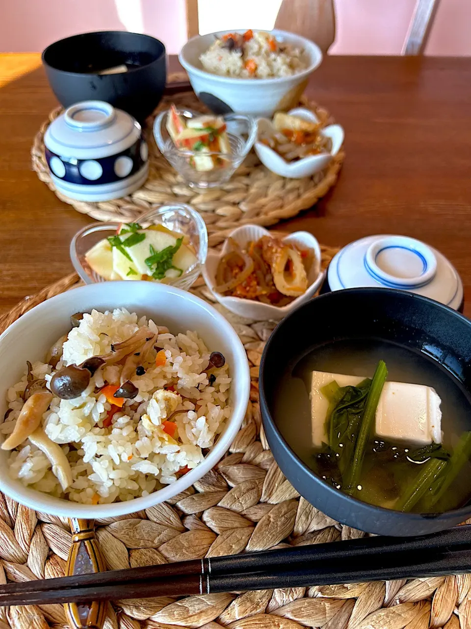 塩昆布で炊き込みご飯、ほうれん草とお豆腐のお味噌汁、こんにゃくのきんぴら、りんごと大葉のサラダ|ＭＡＲＵＥ家の食卓さん