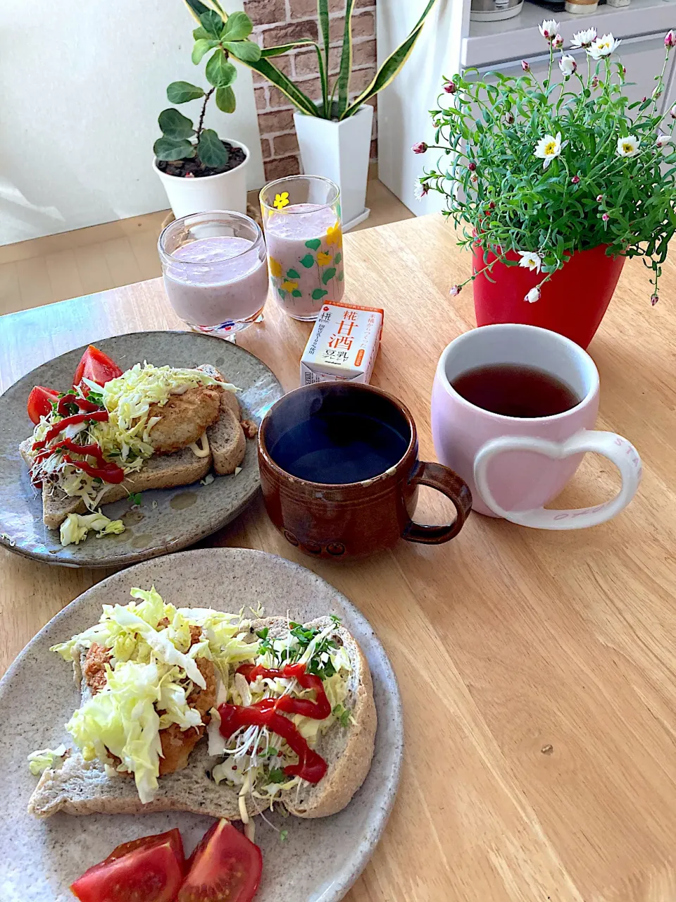 Snapdishの料理写真:発酵ドリンクチャレンジ🎵豆乳ブレンドを使って苺とりんごの豆乳甘酒スムージー🍓|さくたえさん