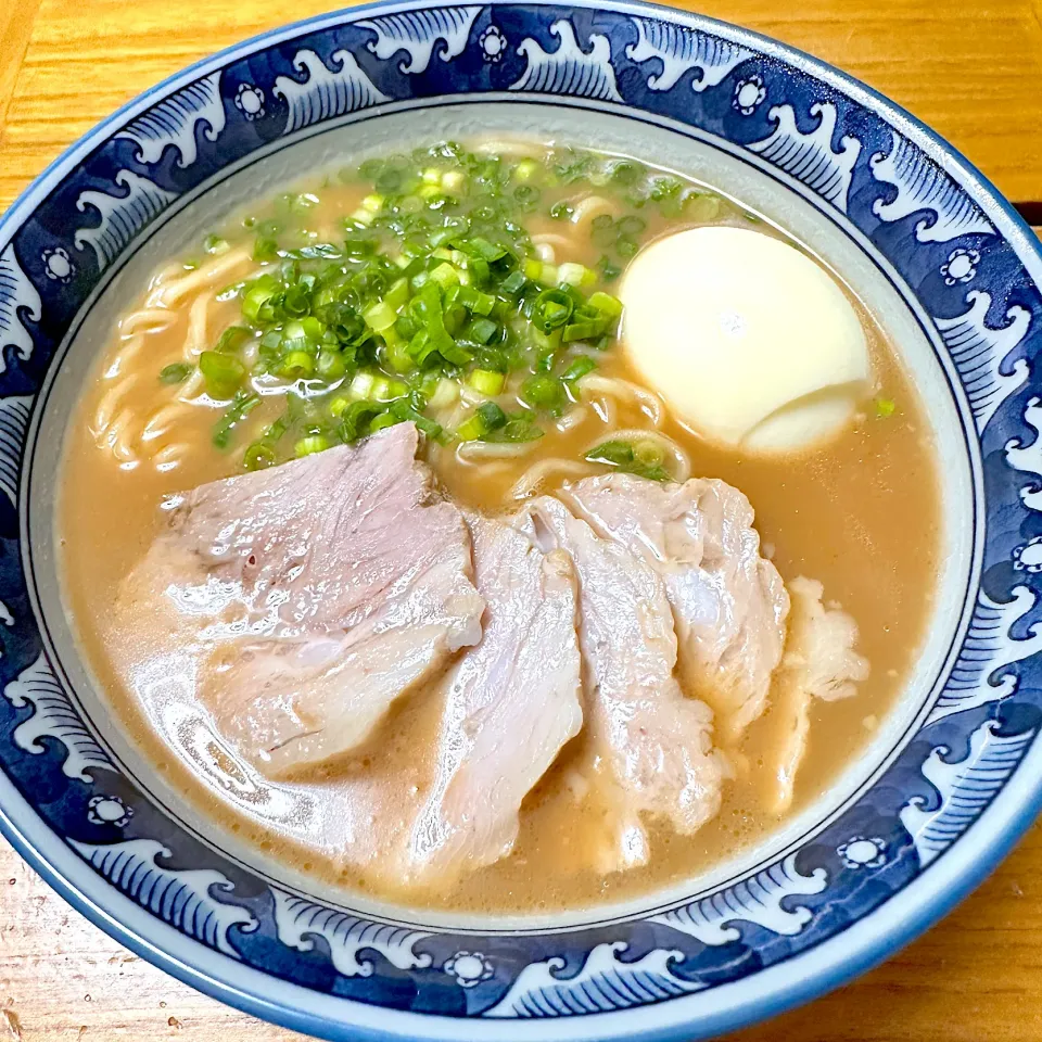 Snapdishの料理写真:豚骨醤油ラーメン【チルド麺】|海鼠さん