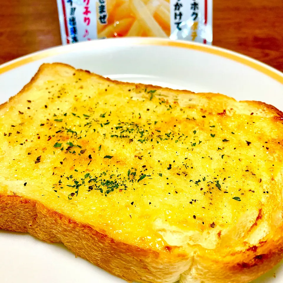 ベーコン&ガーリック🥓トースト🍞ポテトシーズニングで|まいりさん