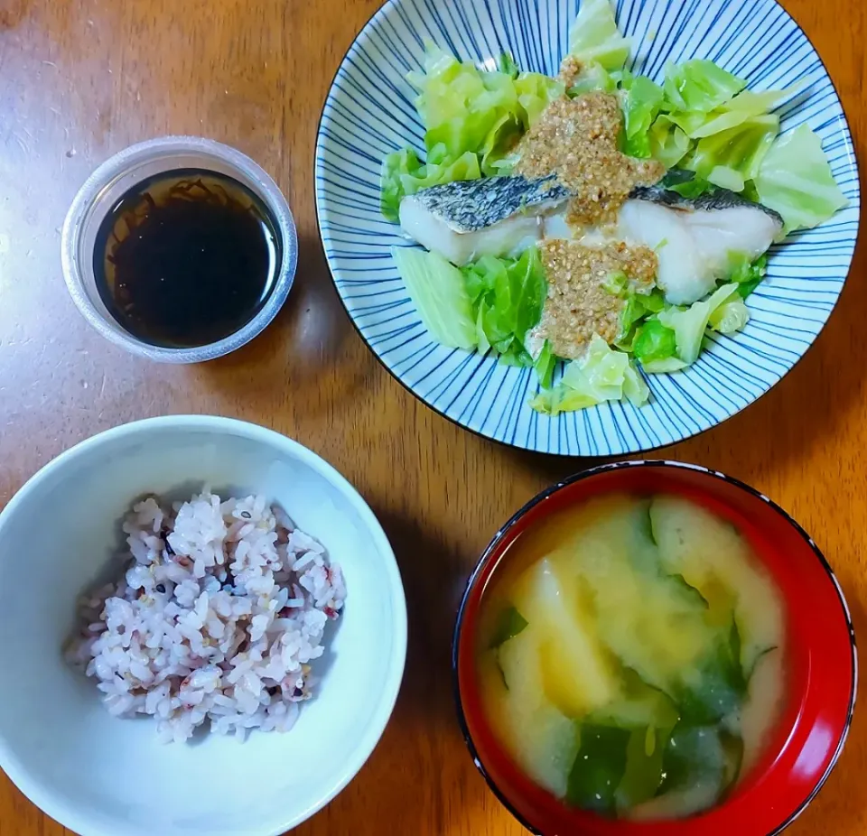 Snapdishの料理写真:2023 0224　鱈とキャベツの酒蒸し　もずく　じゃがいもとわかめのお味噌汁|いもこ。さん