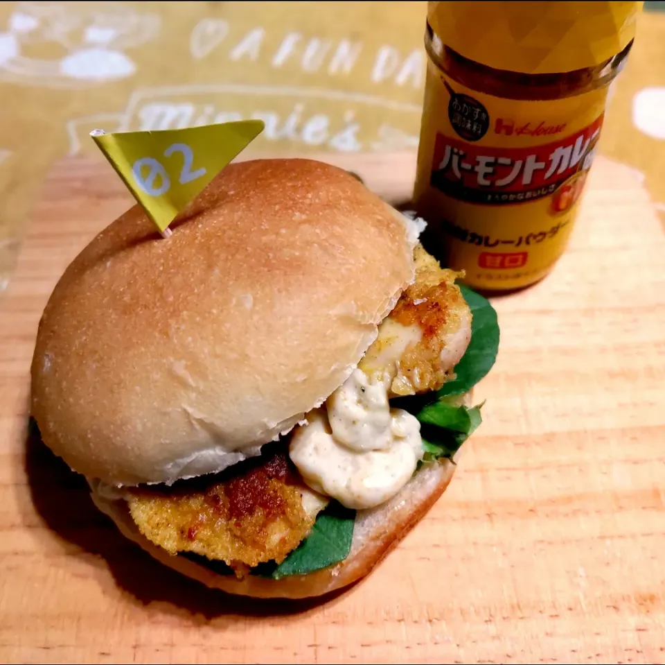 Snapdishの料理写真:鶏ムネカツバーガー  カレー味|ne-neさん