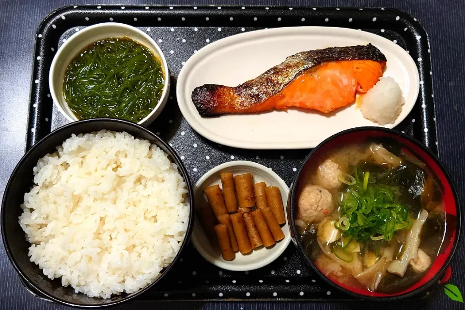 今日の朝ごはん（ごはんは福島県産福笑いに焼鮭（明太銀鮭）、めかぶポン酢、つみれと舞茸のみそ汁、ごぼうの漬物）|Mars＠釜飯作り研究中さん