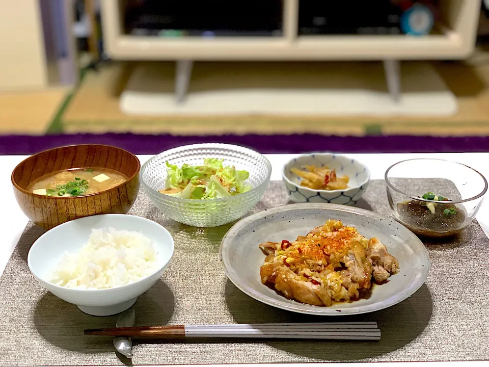 ばんごはん。油淋鶏、もずく酢、きんぴらごぼう、サラダ、お味噌汁。|yukiさん