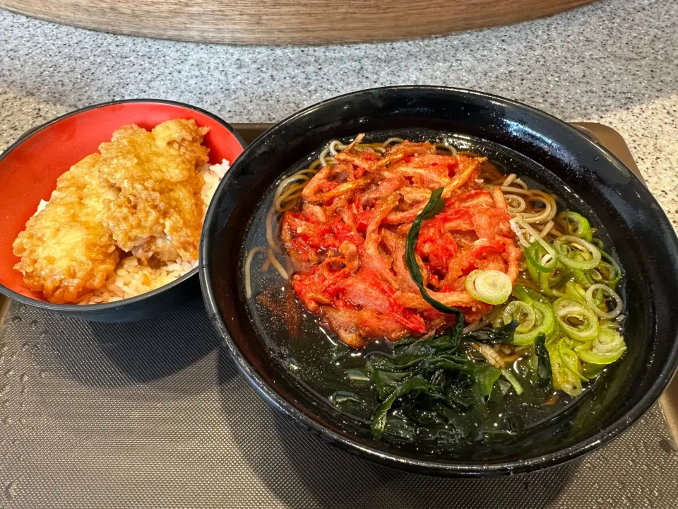 Snapdishの料理写真:小イカ天丼セットに紅生姜天|マハロ菊池さん