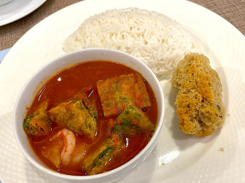 Snapdishの料理写真:Rice w/ Hot & Sour Prawns
& Cha-Om Soup - Crispy Fish|270w178bさん