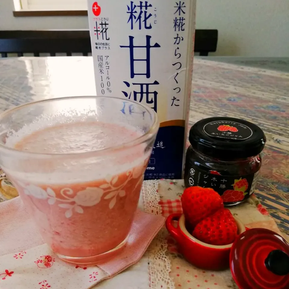 Snapdishの料理写真:いちご甘酒🍓|naonaomimichanさん