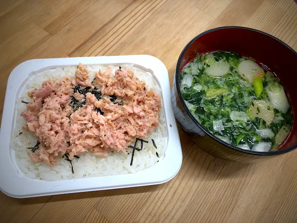 今日の昼は野菜たっぷりの味噌汁とパックご飯にシーチキン載せました！あっさりヘルシー！|ワタベさん