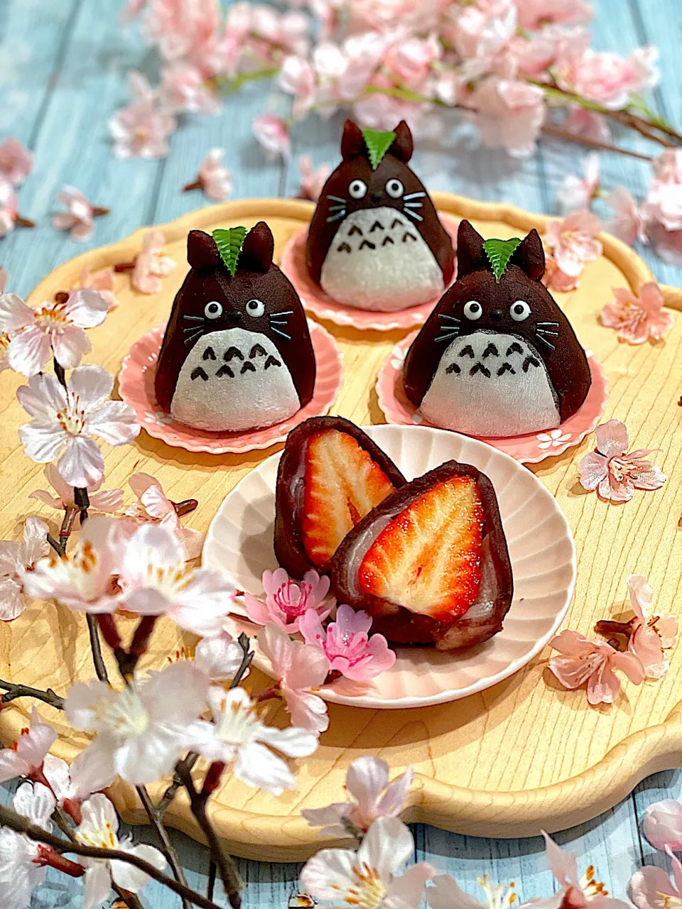 Snapdishの料理写真:トトロいちご大福🍓餡子とお餅を逆にいちごを包み込んでみた🥰|AXさん