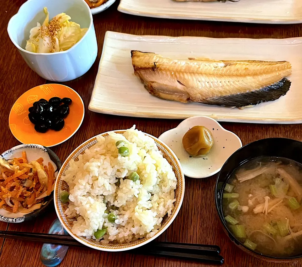 晩ごはん♯ホッケ♯豆ごはん♯キャベツと大根サラダ♯黒豆煮|小松菜さん