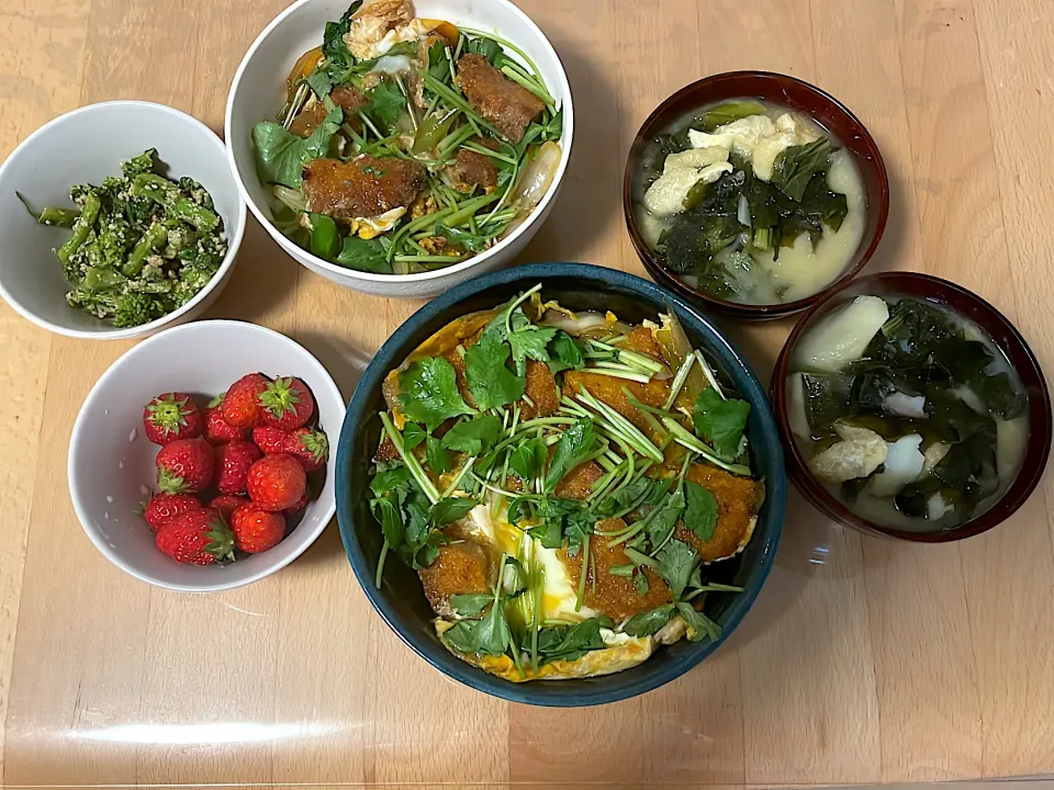 コロッケ卵とじ丼　味噌汁　胡麻和え　いちご|そのみさん