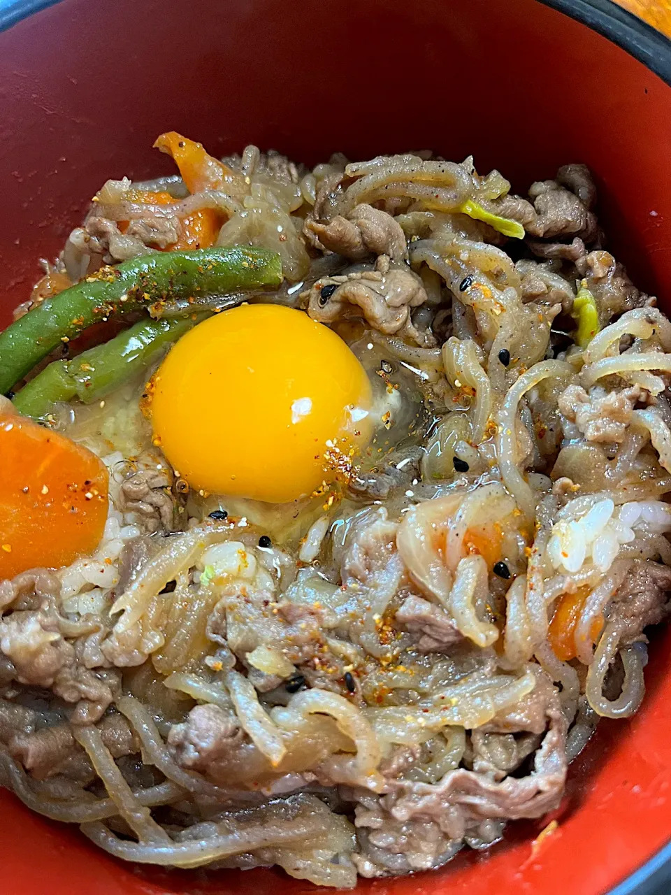 肉じゃがの残りで牛丼的な何某|さんだーさん