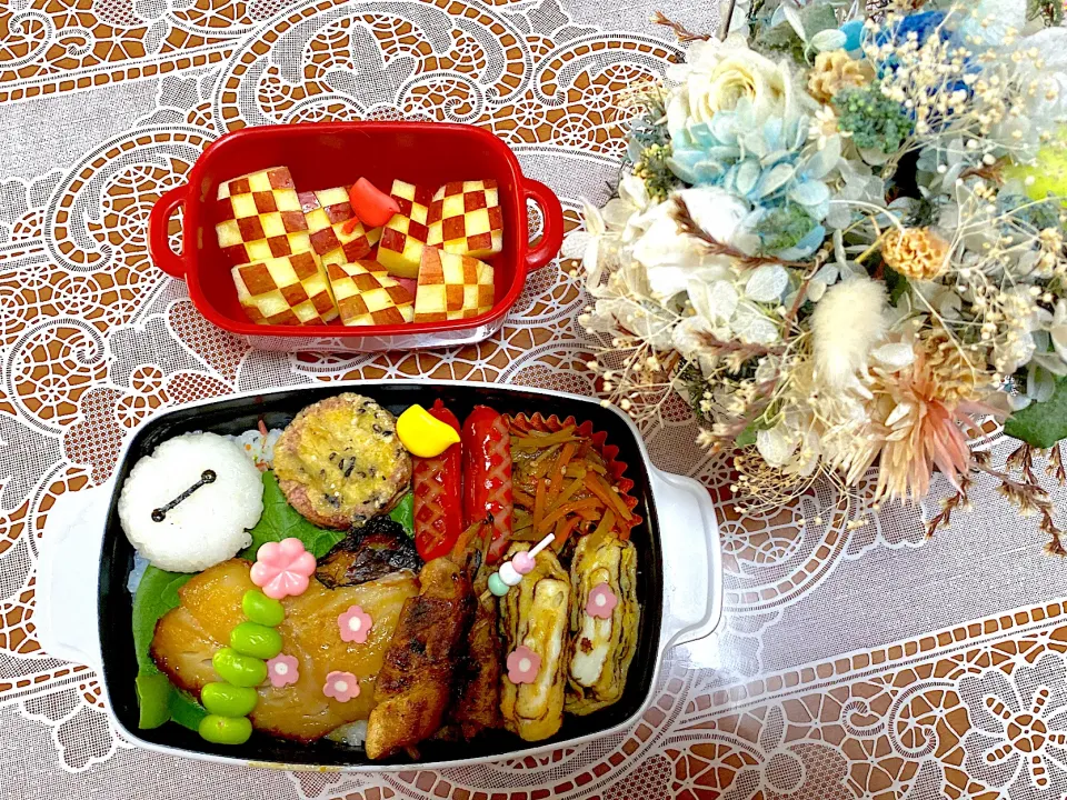 Snapdishの料理写真:2023.3.7はベイマックスのミニおにぎり入りお魚弁当💕|makoさん