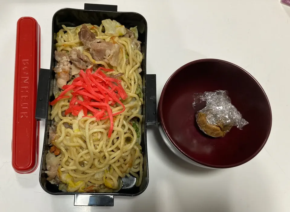 パパ弁☆塩焼きそば☆みそ玉。晩御飯の組み合わせに毎日悩む💦作り置きしてても、組み合わせや、給食の献立と被らないか。とか。春から、中学も給食。めちゃくちゃ悩みそう💦|Saharaさん