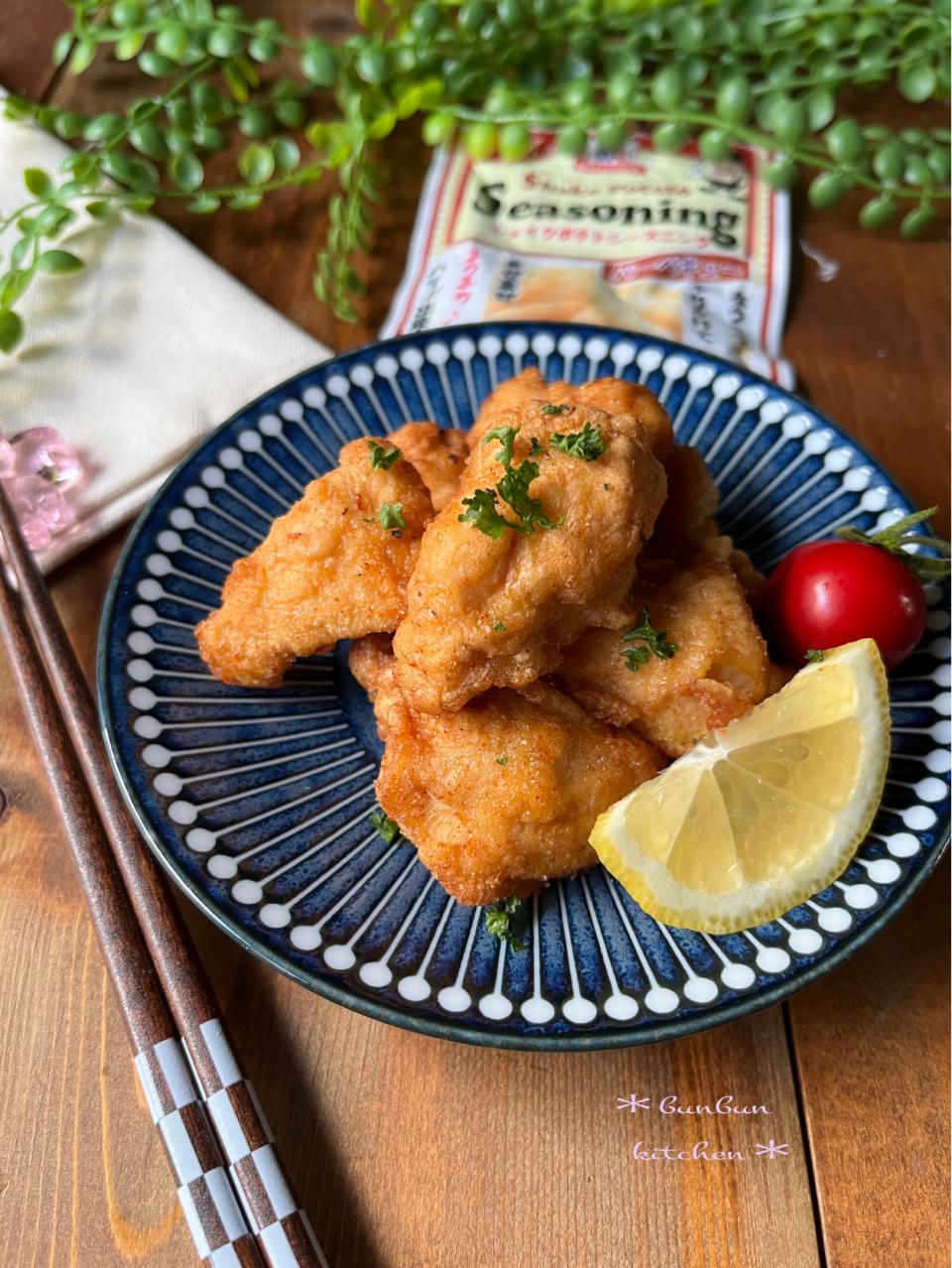 鶏胸肉ふんわり揚げてシーズニングBBQ味シャカシャカ♪