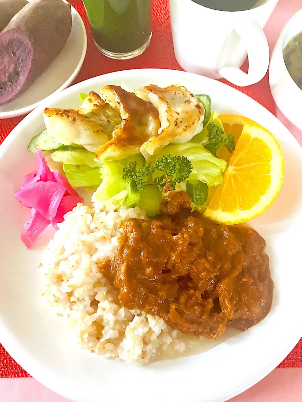 ぎょうざサラダ🥗と玄米粥スパイスカレー🍛ワンプレート( ´∀｀)|HAMI69さん