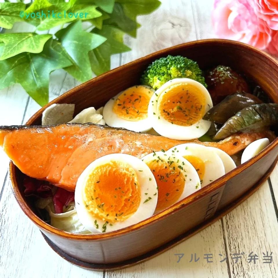 今日のお弁当。
塩鮭メイン。肉団子、なすのめんつゆ炒め。ゆで卵。ブロッコリー。