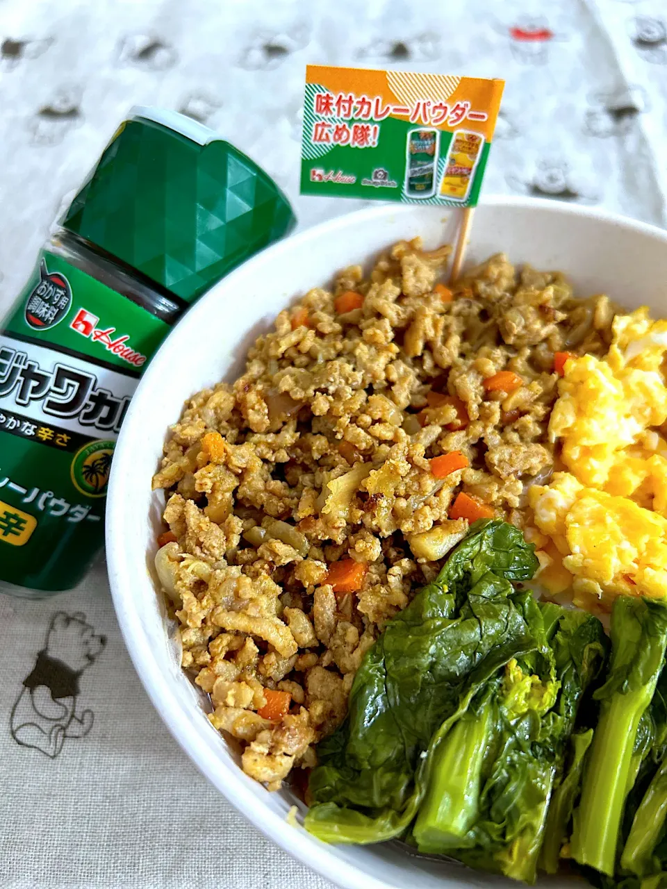 カレー肉そぼろで春の３色丼🤎💛💚|こずりんさん