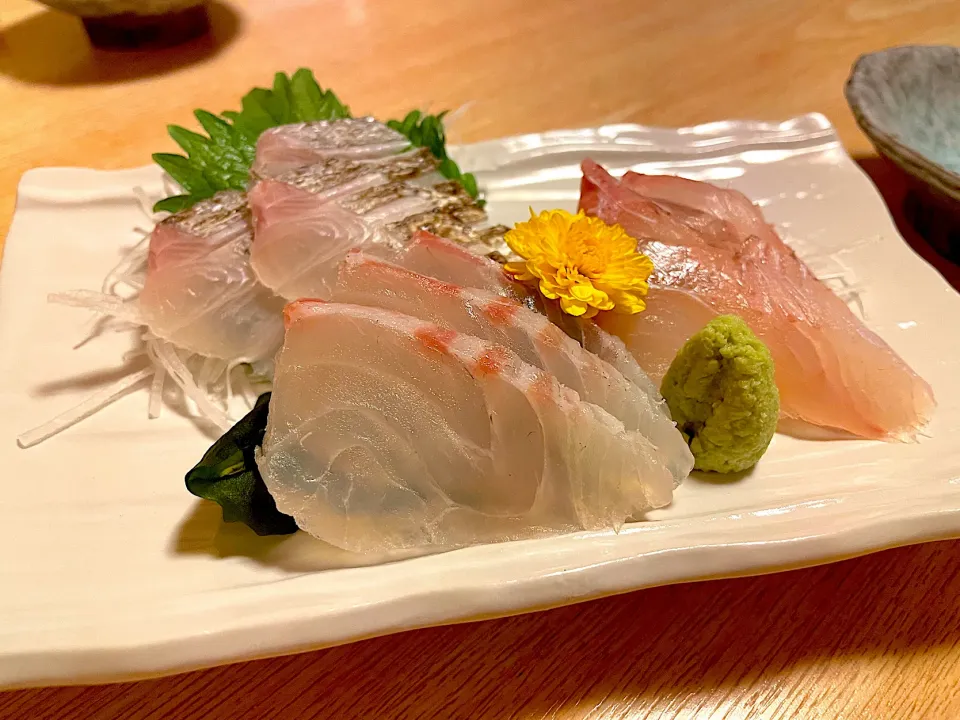 Snapdishの料理写真:刺身三点盛り（炙り太刀魚・真鯛・ヒラメ）|とみさんさん