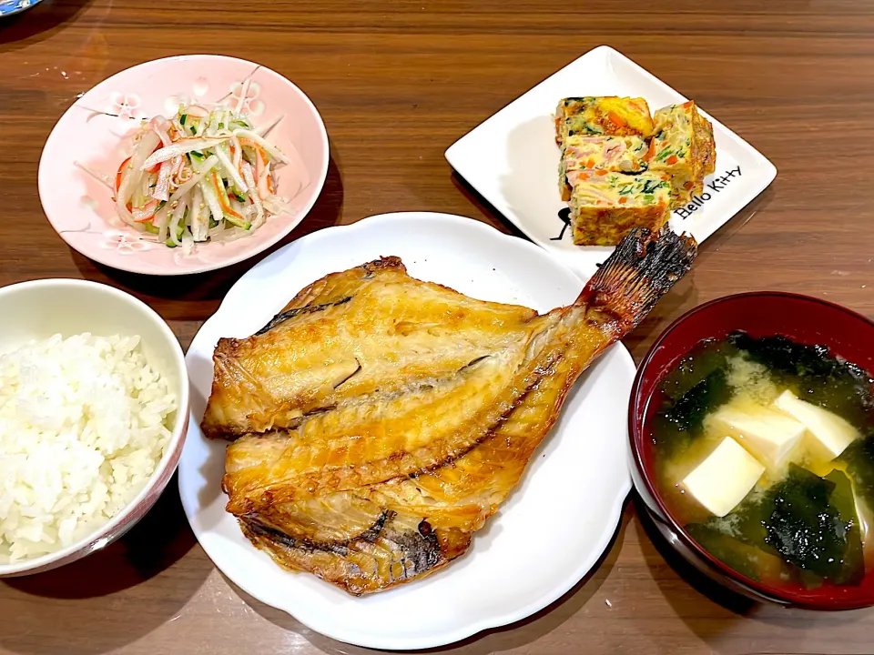 Snapdishの料理写真:赤魚干物　豆腐とわかめの味噌汁　スパニッシュオムレツ　大根きゅうりカニかまのナムル|おさむん17さん