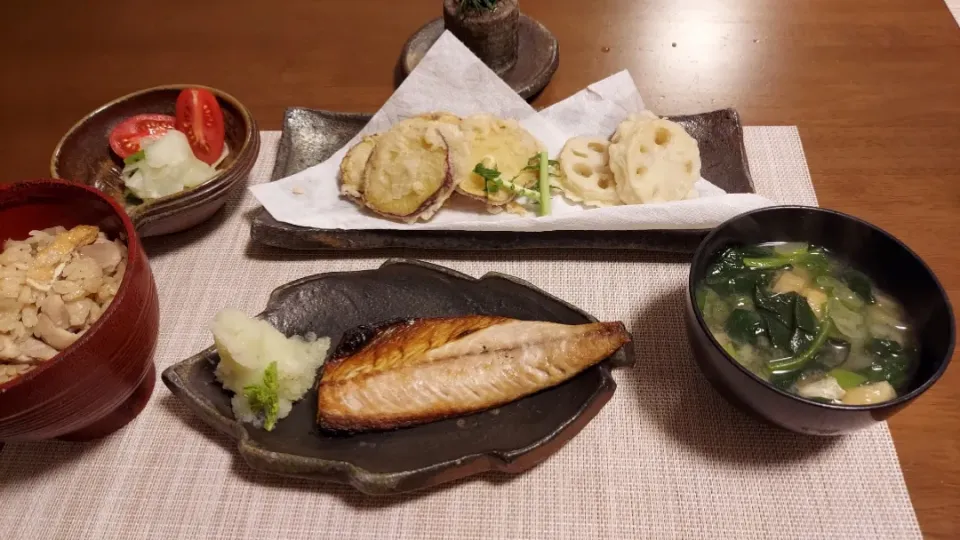 Snapdishの料理写真:塩鯖、レンコンさつまいも天ぷら、ほうれん草味噌汁、大根浅漬け、鶏ごぼう飯|miyuki🌱さん