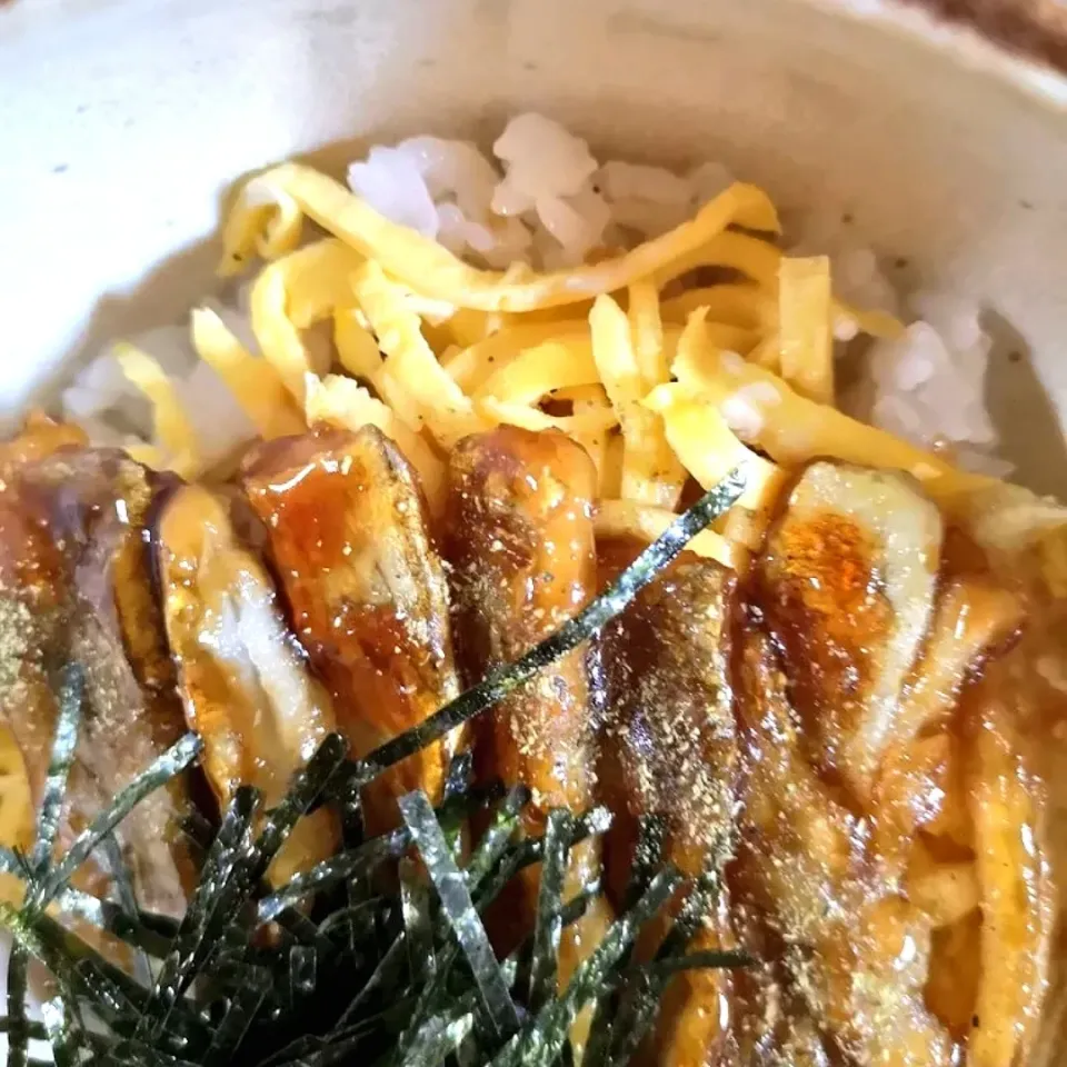 Snapdishの料理写真:太刀魚蒲焼き丼|みきやんさん