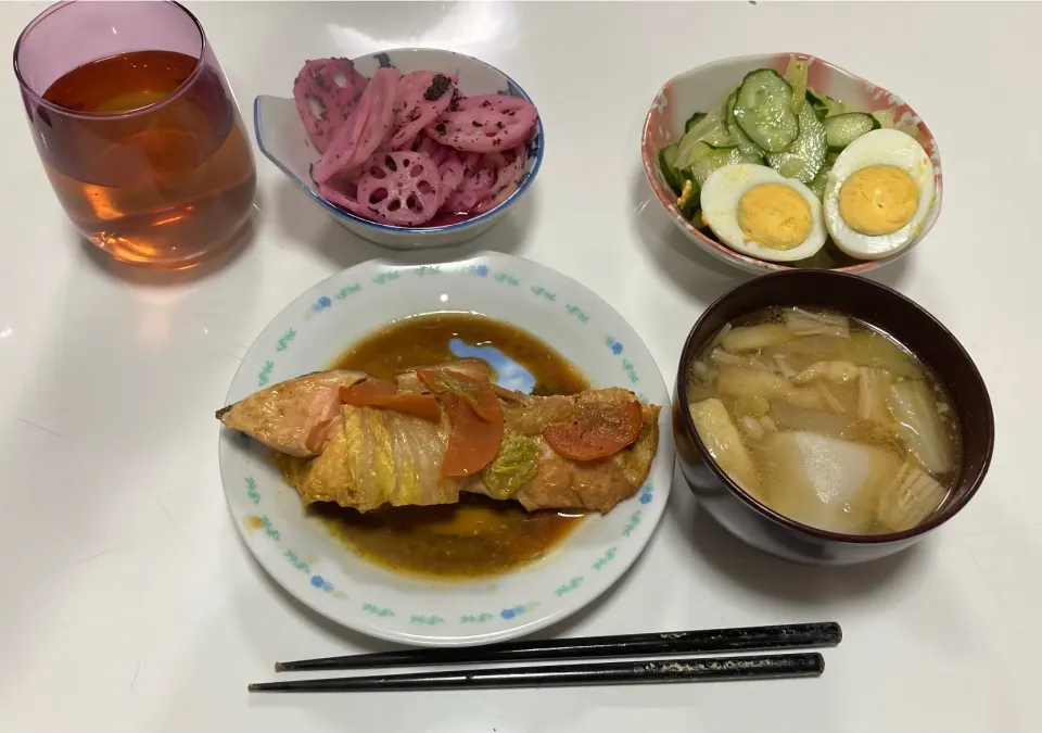 作り置きとアルモンデ晩御飯☆ゆかりれんこん☆サラダ（ゆで卵・茹でキャベツ・胡瓜・岩塩・ｵﾘｰﾌﾞｵｲﾙ）☆鮭のみそマヨ焼き☆野菜と水餃子のスープ（大根・揚げ・えのき・水餃子）今日も疲れたー(T ^ T)|Saharaさん