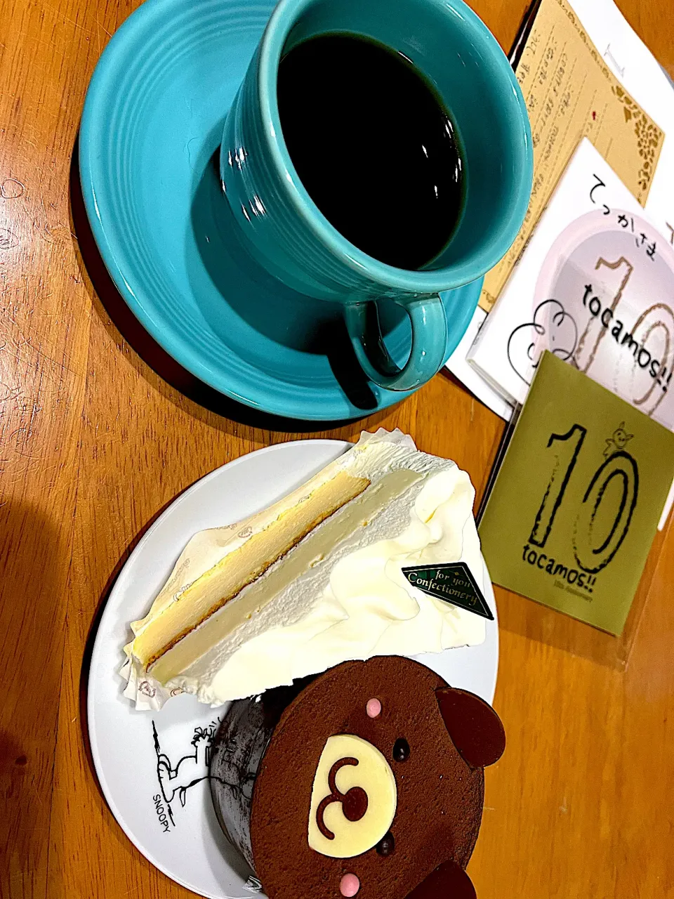 白髪染めの準備をしながら #おやつ　3種のチーズケーキ、かわいいチョコレートカップケーキ、薄しぃコーヒー|ms903さん