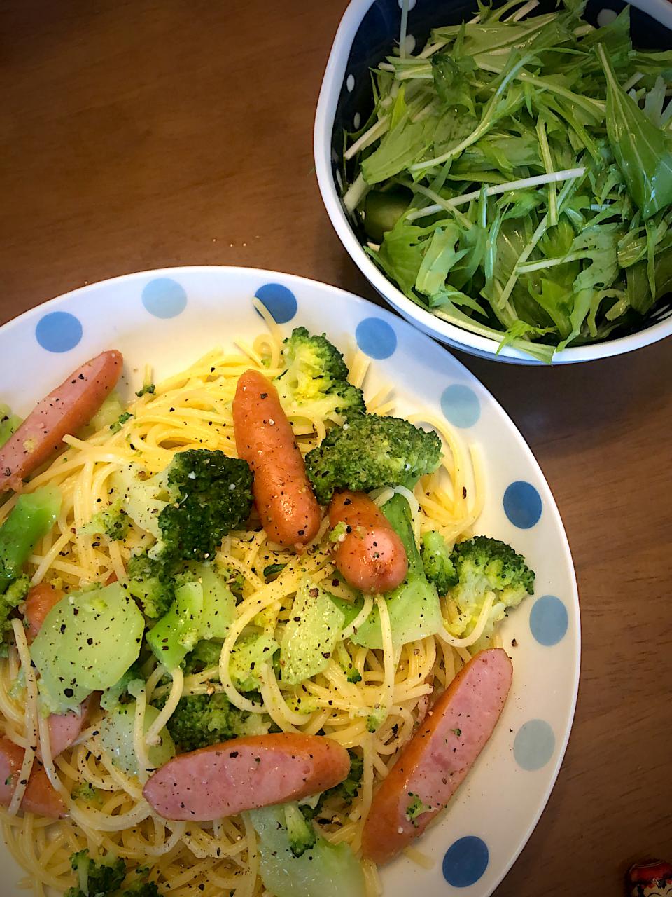 本日のお昼ご飯、ペペロンチーノ風スパゲティと水菜のサラダ