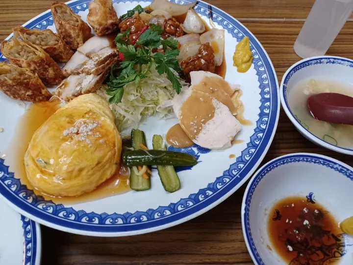 Snapdishの料理写真:狸の宴シリーズ
ある日の宴

梅田新食道街 平和樓にて
写真は唯一の[定食]です
※他にもテンコ盛り別に注文し鱈腹。
🤣いや～高こついたわー🤣|タヌキさん