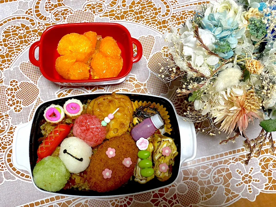 Snapdishの料理写真:2023.3.8はベイマックスの三色団子弁当🌸|makoさん