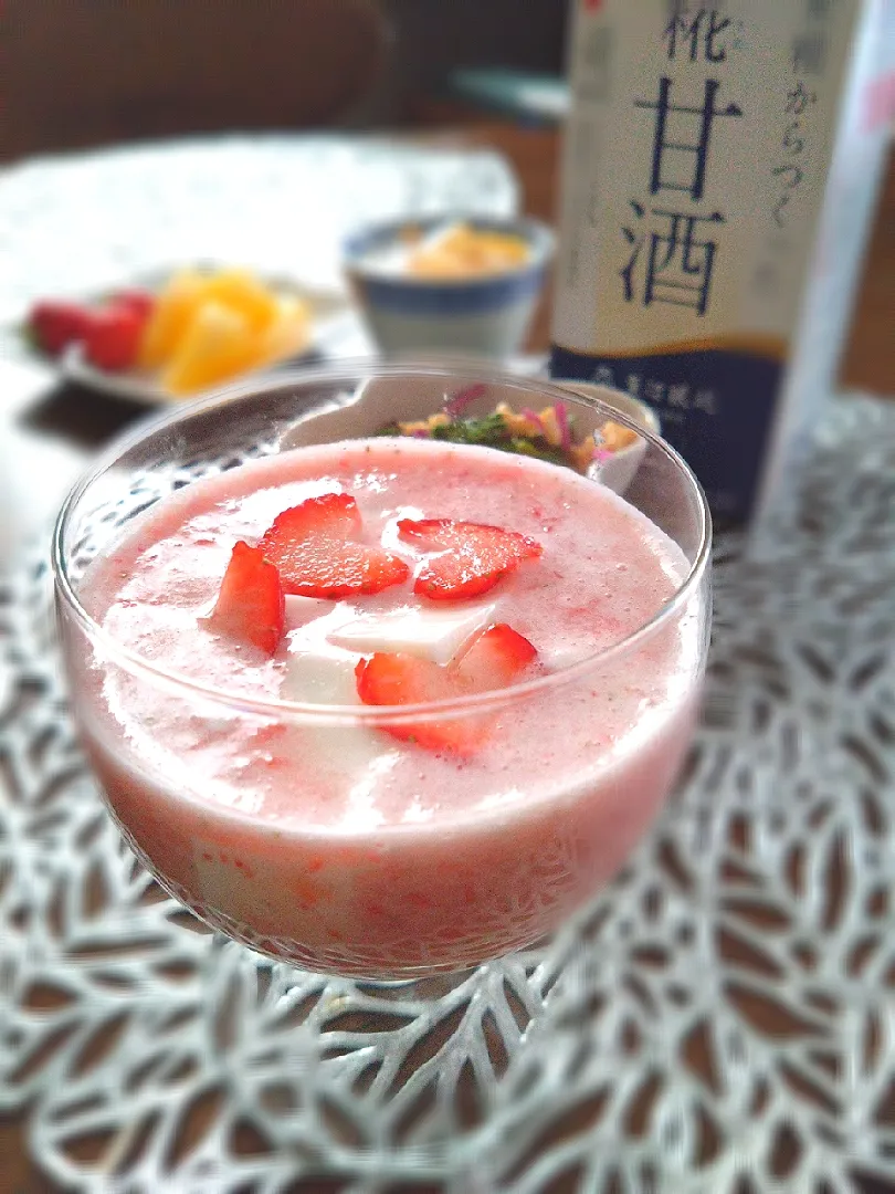 糀甘酒いちごドリンク🍓ミルクプリン入り|まめころさん