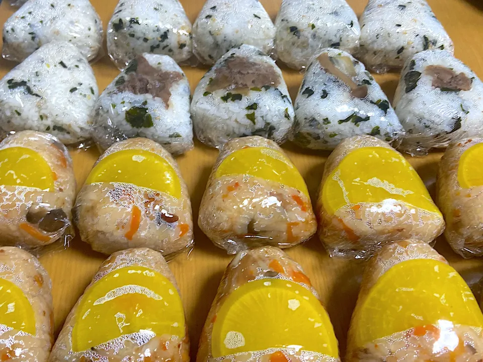 Snapdishの料理写真:さっちゃんオニギリ🍙　　　　　　　　　　　　　　　🍙ごま油わかめ　　　　　　　　　　　　　　　　🍙わかめに甘辛肉　　　　　　　　　　　　　　　　　　🍙鳥としめじの炊き込みにお香こ|サチ😊さん