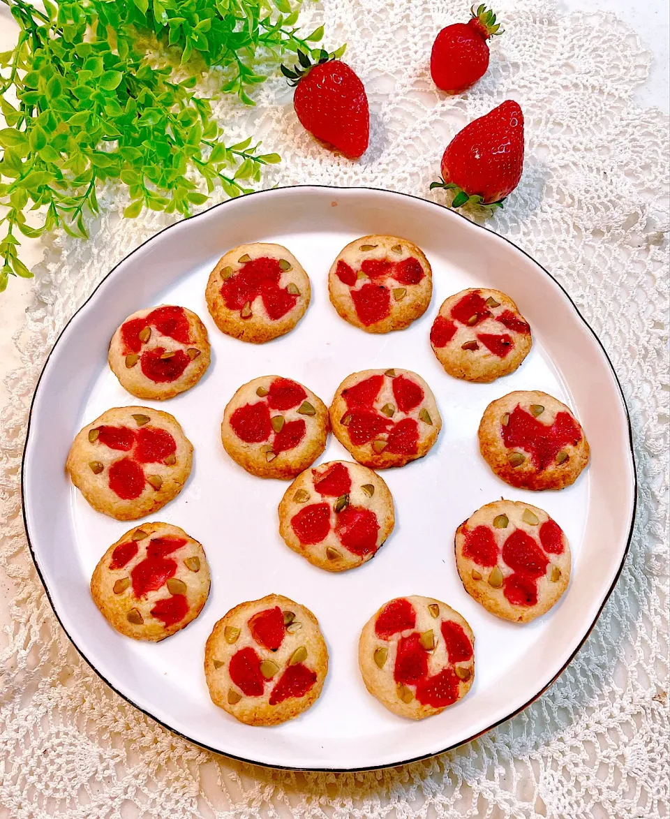 marichさんの料理 フレッシュいちごクッキー“とろける苺の香りが広がります🍓”|ちゃべさん