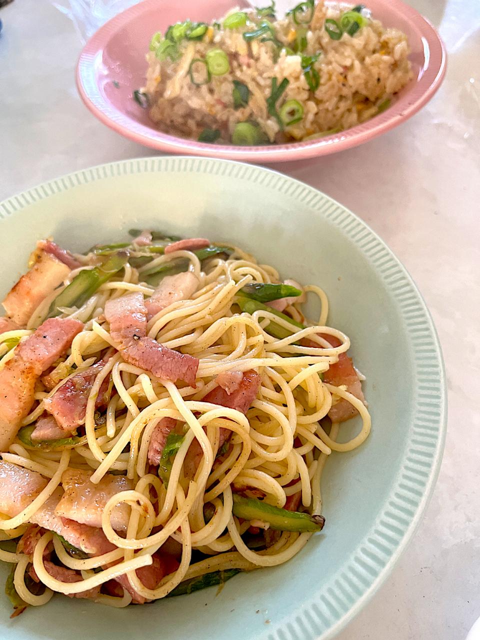 アスパラベーコン、春キャベツのパスタと、たけのこコーンの炒飯😋
