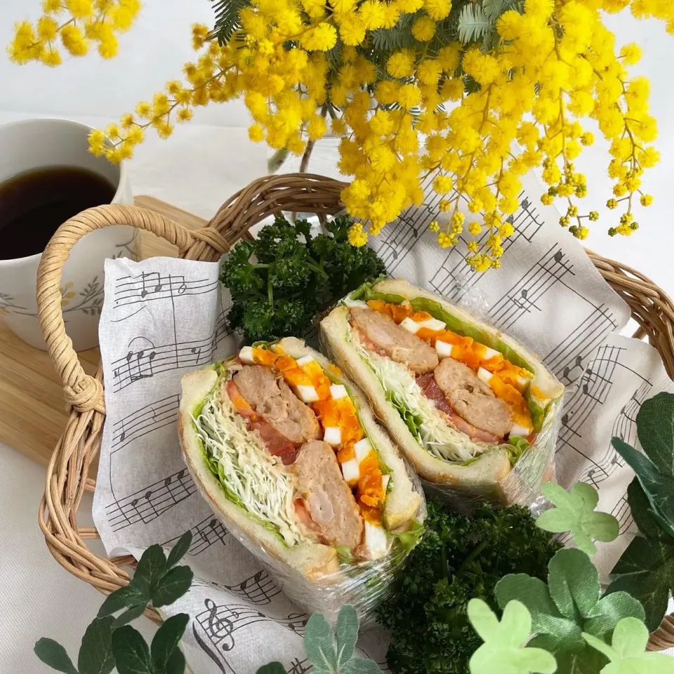 ３月8日❤︎ミモザの日…国際女性Day🌼
照り焼きチキンたまごのトーストサンド🌱
イタリアでは男性から身近な女性に日頃の感謝を伝えミモザを贈る習慣があるそうです🌱
季節の旬のお花はやはりきれいですね☺️
ミモザの花言葉：感謝 思いやり 友情 優雅|Makinsさん