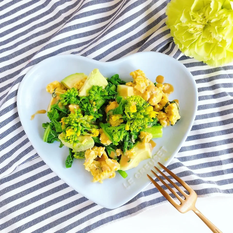 菜の花とアボカドのスクランブルエッグ🌼🥑🍳|sakiさん