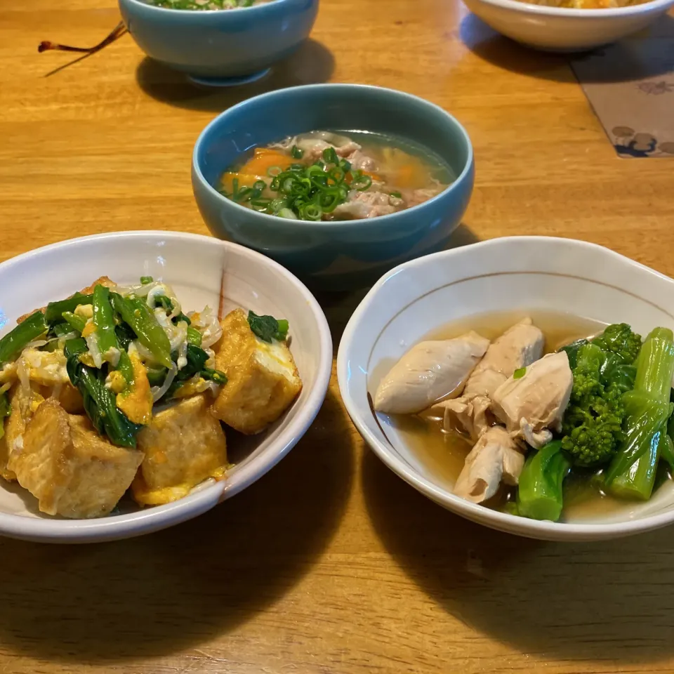 厚揚げともやしとほうれん草の玉子とじ、鶏ささみと菜の花のおひたしと、豚汁|もえさん