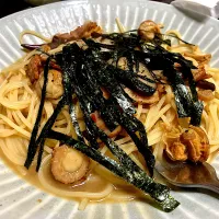 Snapdishの料理写真:稚貝（ホタテ）の和風パスタ|ですけさん