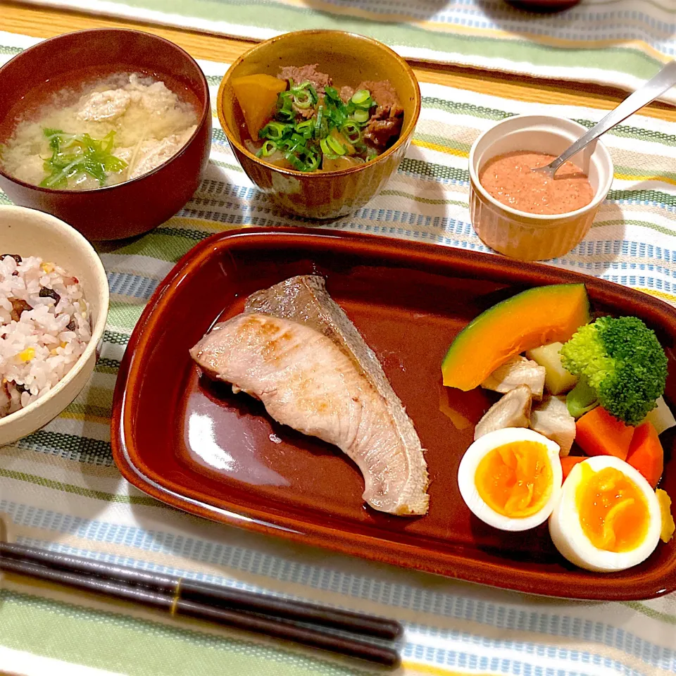 すじ煮込み、ブリの塩焼き、温野菜、つみれの味噌汁|ツインうさぎさん