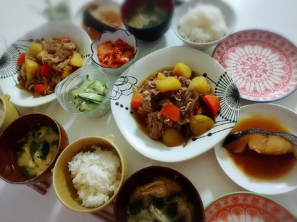 夕食(*^^*)
肉じゃが
銀ダラ煮
きゅうりとツナのサラダ
キムチ
お味噌汁(ほうれん草、油揚げ)|プリン☆さん